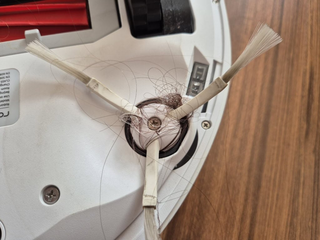 Bardziej podatna na zaplątywanie włosów jest szczotka boczna, z której najczęściej będziesz je wycinać