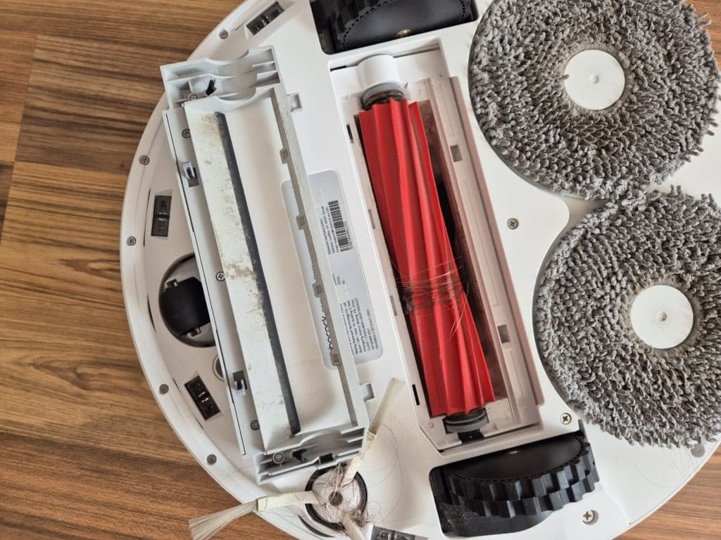 Najłatwiej usunąć włosy po otwarciu dolnej pokrywy i wyjęciu szczotki