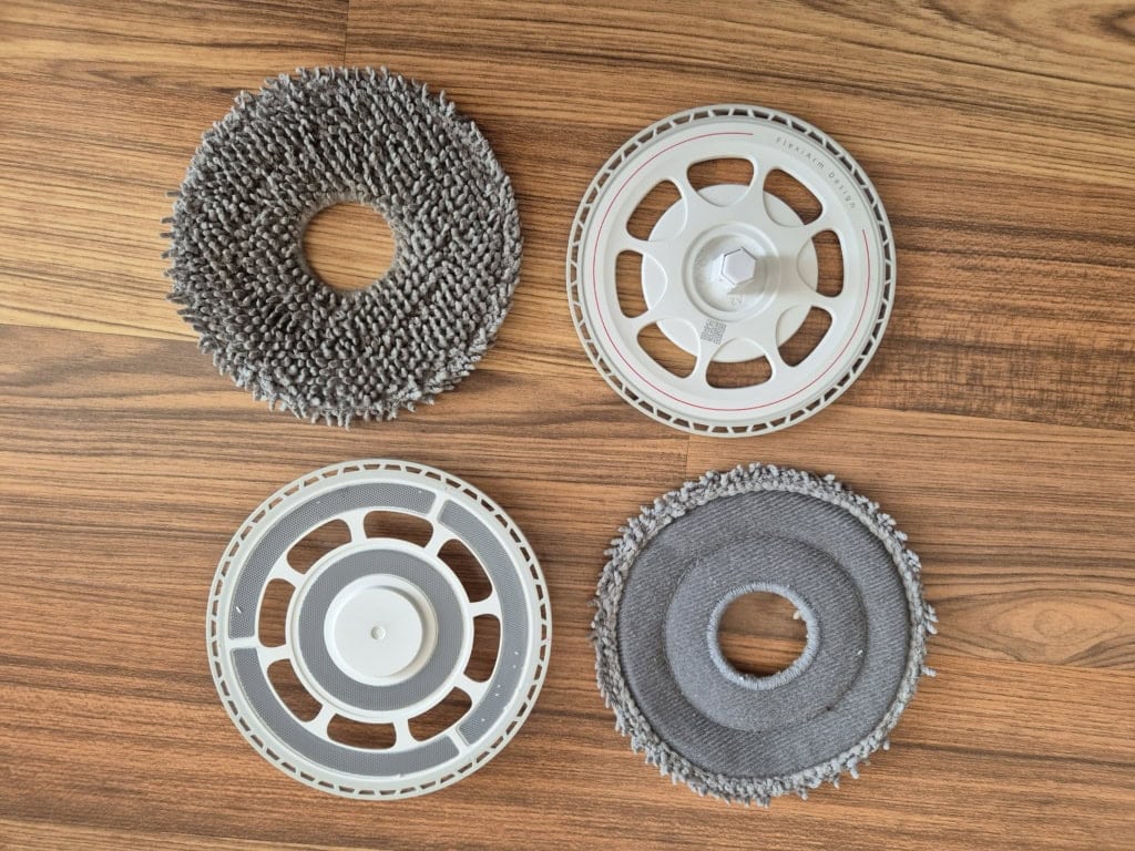 Mopy trzymają się na rzepie, więc łatwo je wymienić lub wyprać