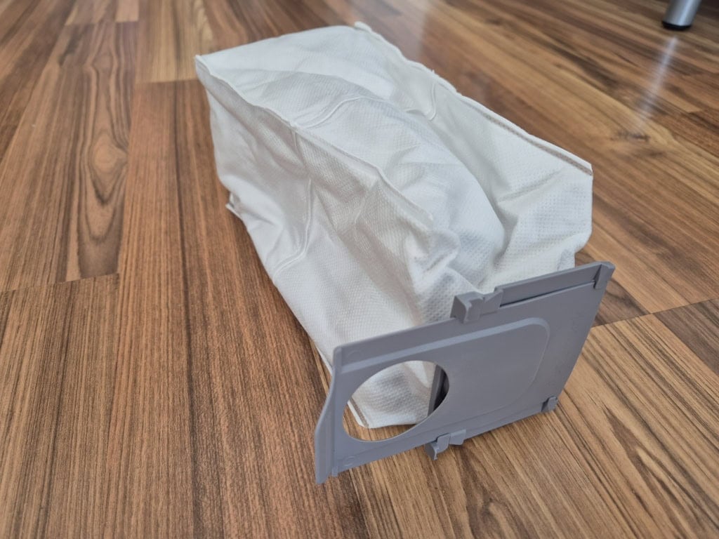 Worek zamyka się automatycznie przy wyjmowaniu, więc kurz nie wydostaje się na zewnątrz