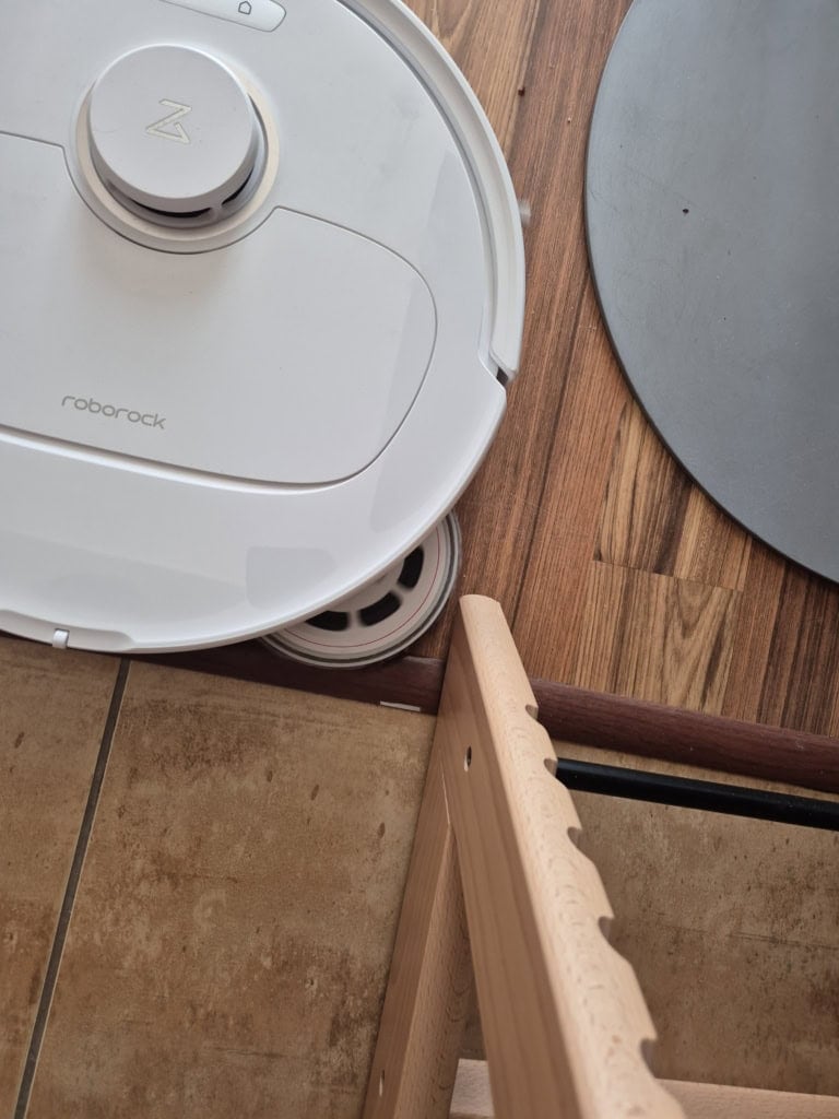 Wokół prostych przeszkód mop również czyści bardzo dokładnie