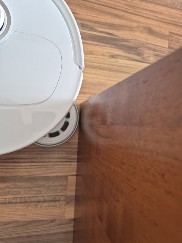 Odkurzacz nie ma problemów z mopowaniem wokół mebli