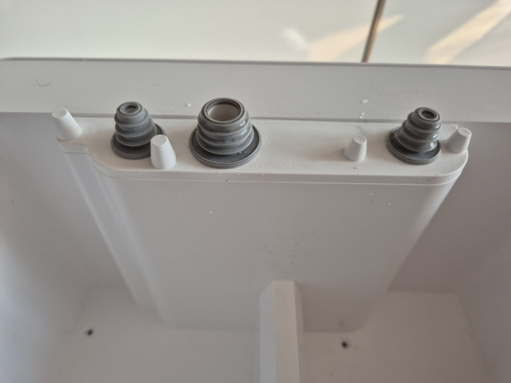 Dzięki stożkowatemu kształtowi gumowej uszczelki wkładanie pojemników jest wygodne