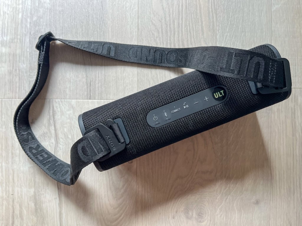 Pasek dobrze trzyma się na swoim miejscu