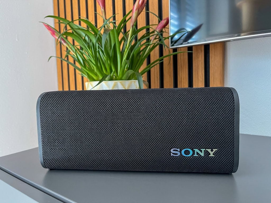 Głośnik przyciąga uwagę solidnym wykonaniem