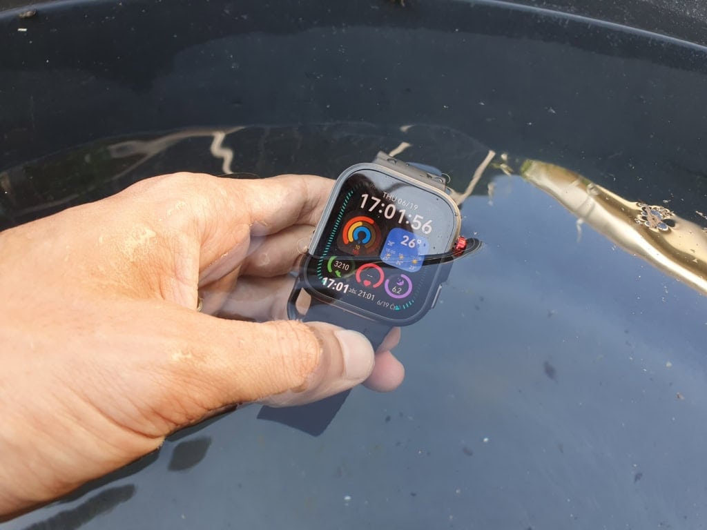 Koperta wytrzymuje swobodne zanurzenie do głębokości 40 metrów